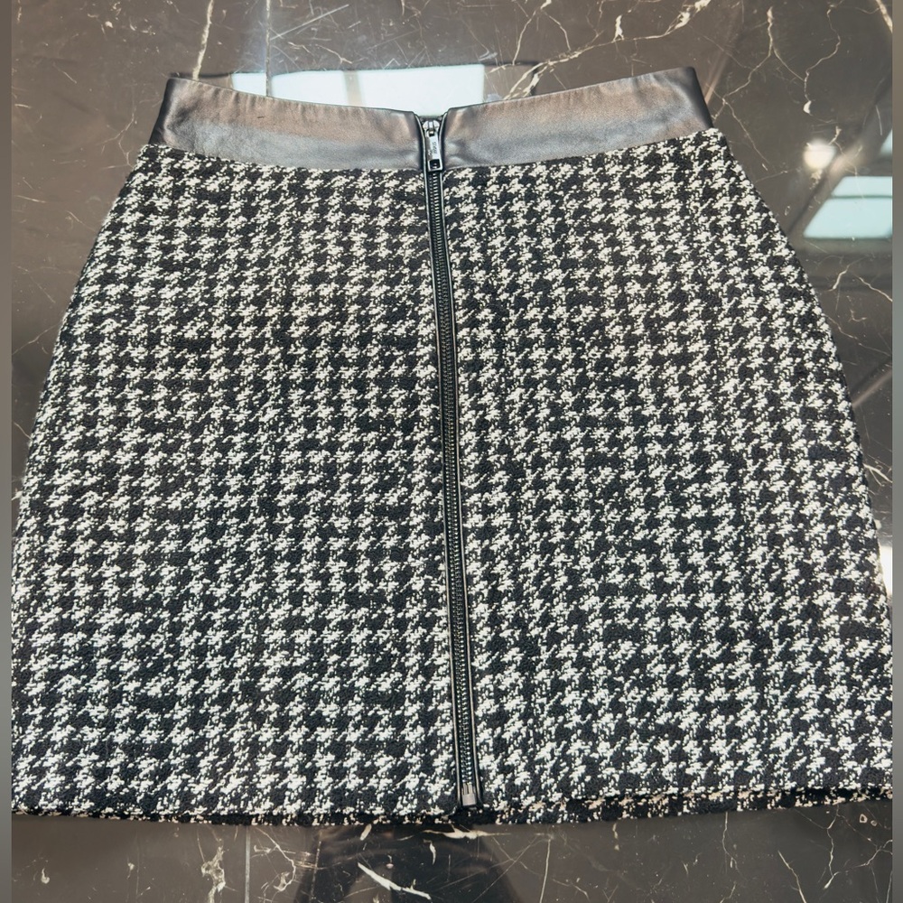 The Kooples Women's Zip Front Mini Skirt
Size small 

SHORT BLACK TWEED SKIRT